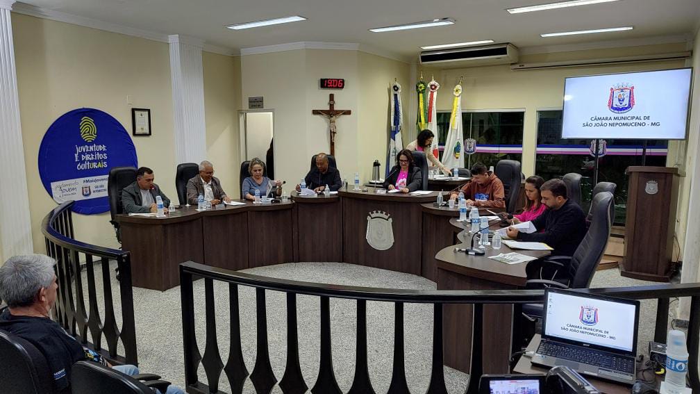 Câmara aprova 11 projetos e recebe "Projeto Juntos, Avante Jovens" na Tribuna Livre