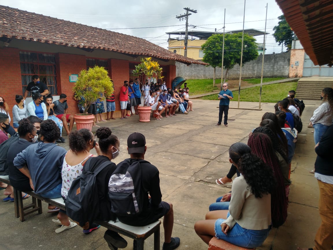 Coordenador responsável pelo Parlamento Jovem Minas na região apresenta o programa para alunos do ensino médio no Município