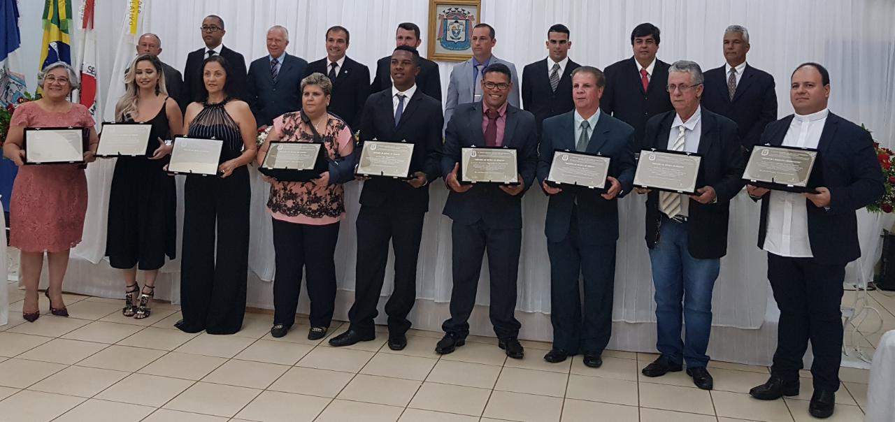 Personalidades que se destacam em nosso Município são homenageadas na Sessão Solene da Câmara