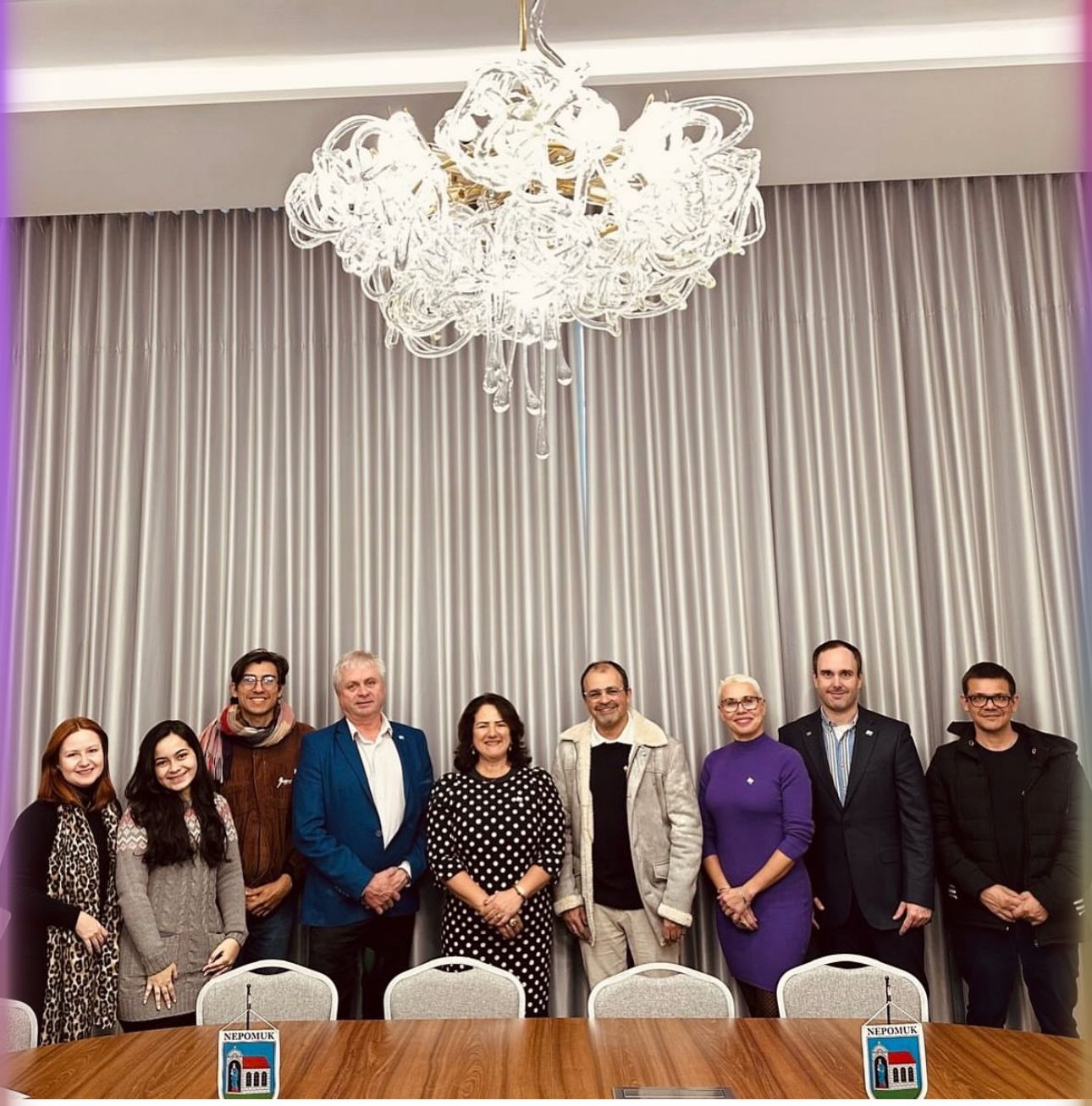 Presidenta da Câmara de São João Nepomuceno apresenta programas do Legislativo em missão oficial à República Tcheca