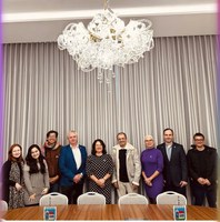 Presidenta da Câmara de São João Nepomuceno apresenta programas do Legislativo em missão oficial à República Tcheca