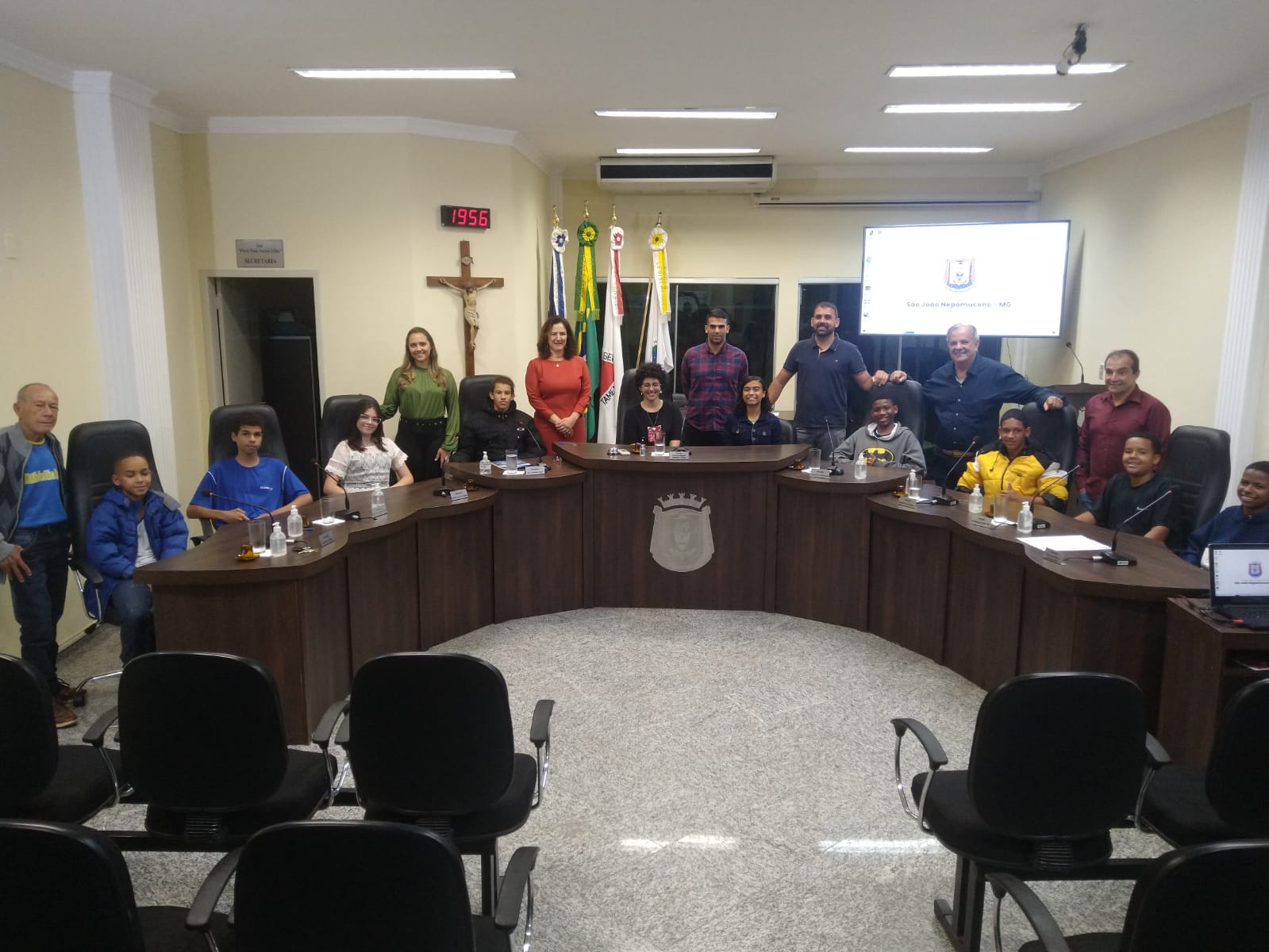 Projetos que institui a Câmara Mirim e visam homenagear cidadãos que se destacam no Município foram os destaques da noite Legislativa