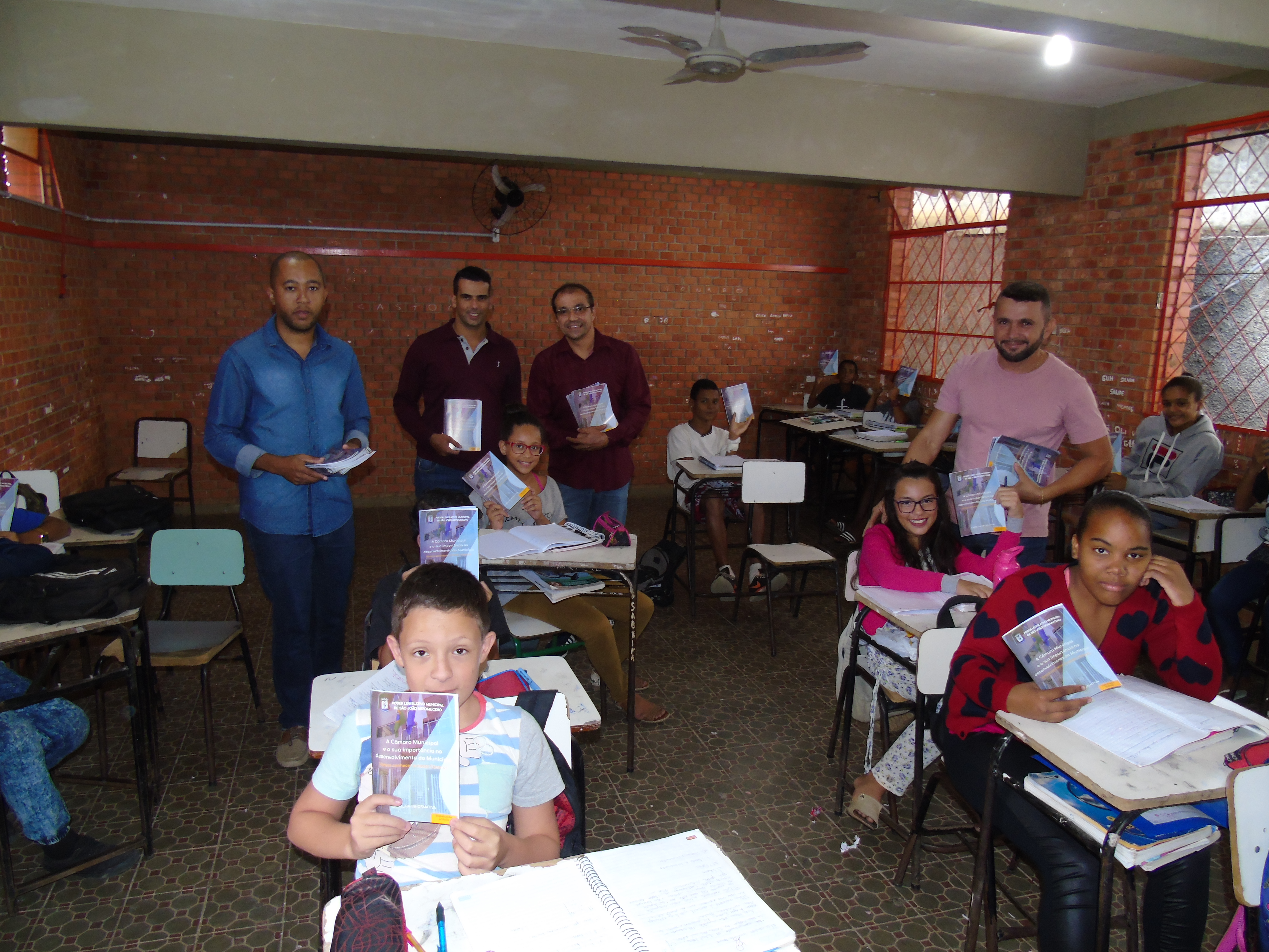 Vereadores visitam a Escola Estadual Oswaldo Cruz e distribuem cartilhas informativas da Câmara